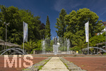 22.06.2026,  Bad Wörishofen im Allgäu, Brunnen mit Wasserspiel am Kneipp-Brunnen, mit Sebastian-Kneipp-Denkmal am Denkmalplatz zu Ehren des berühmten Sohnes der Stadt.  Sebastian Anton Kneipp (geboren am 17. Mai 1821 in Stephansried in Oberschwaben; gestorben am 17. Juni 1897 in Wörishofen) war ein deutscher römisch-katholischer Priester aus Bayerisch-Schwaben, der als Kaltwassertherapie betreibender Hydrotherapeut und auch Naturheilkundler bekannt geworden ist. Er ist Namensgeber der Kneipp-Medizin und der Wasserkur mit dem Wassertreten, die schon früher angewandt, aber durch ihn erst populär wurde. 