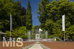 22.06.2026,  Bad Wörishofen im Allgäu, Brunnen mit Wasserspiel am Kneipp-Brunnen, mit Sebastian-Kneipp-Denkmal am Denkmalplatz zu Ehren des berühmten Sohnes der Stadt.  Sebastian Anton Kneipp (geboren am 17. Mai 1821 in Stephansried in Oberschwaben; gestorben am 17. Juni 1897 in Wörishofen) war ein deutscher römisch-katholischer Priester aus Bayerisch-Schwaben, der als Kaltwassertherapie betreibender Hydrotherapeut und auch Naturheilkundler bekannt geworden ist. Er ist Namensgeber der Kneipp-Medizin und der Wasserkur mit dem Wassertreten, die schon früher angewandt, aber durch ihn erst populär wurde. 