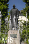 22.06.2026,  Bad Wörishofen im Allgäu, Brunnen mit Wasserspiel am Kneipp-Brunnen, mit Sebastian-Kneipp-Denkmal am Denkmalplatz zu Ehren des berühmten Sohnes der Stadt.  Sebastian Anton Kneipp (geboren am 17. Mai 1821 in Stephansried in Oberschwaben; gestorben am 17. Juni 1897 in Wörishofen) war ein deutscher römisch-katholischer Priester aus Bayerisch-Schwaben, der als Kaltwassertherapie betreibender Hydrotherapeut und auch Naturheilkundler bekannt geworden ist. Er ist Namensgeber der Kneipp-Medizin und der Wasserkur mit dem Wassertreten, die schon früher angewandt, aber durch ihn erst populär wurde. 