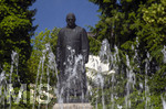 22.06.2026,  Bad Wörishofen im Allgäu, Brunnen mit Wasserspiel am Kneipp-Brunnen, mit Sebastian-Kneipp-Denkmal am Denkmalplatz zu Ehren des berühmten Sohnes der Stadt.  Sebastian Anton Kneipp (geboren am 17. Mai 1821 in Stephansried in Oberschwaben; gestorben am 17. Juni 1897 in Wörishofen) war ein deutscher römisch-katholischer Priester aus Bayerisch-Schwaben, der als Kaltwassertherapie betreibender Hydrotherapeut und auch Naturheilkundler bekannt geworden ist. Er ist Namensgeber der Kneipp-Medizin und der Wasserkur mit dem Wassertreten, die schon früher angewandt, aber durch ihn erst populär wurde. 