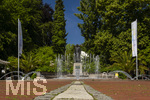 22.06.2026,  Bad Wörishofen im Allgäu, Brunnen mit Wasserspiel am Kneipp-Brunnen, mit Sebastian-Kneipp-Denkmal am Denkmalplatz zu Ehren des berühmten Sohnes der Stadt.  Sebastian Anton Kneipp (geboren am 17. Mai 1821 in Stephansried in Oberschwaben; gestorben am 17. Juni 1897 in Wörishofen) war ein deutscher römisch-katholischer Priester aus Bayerisch-Schwaben, der als Kaltwassertherapie betreibender Hydrotherapeut und auch Naturheilkundler bekannt geworden ist. Er ist Namensgeber der Kneipp-Medizin und der Wasserkur mit dem Wassertreten, die schon früher angewandt, aber durch ihn erst populär wurde. 
