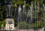 22.06.2026,  Bad Wörishofen im Allgäu, Brunnen mit Wasserspiel am Kneipp-Brunnen, mit Sebastian-Kneipp-Denkmal am Denkmalplatz zu Ehren des berühmten Sohnes der Stadt.  Sebastian Anton Kneipp (geboren am 17. Mai 1821 in Stephansried in Oberschwaben; gestorben am 17. Juni 1897 in Wörishofen) war ein deutscher römisch-katholischer Priester aus Bayerisch-Schwaben, der als Kaltwassertherapie betreibender Hydrotherapeut und auch Naturheilkundler bekannt geworden ist. Er ist Namensgeber der Kneipp-Medizin und der Wasserkur mit dem Wassertreten, die schon früher angewandt, aber durch ihn erst populär wurde. 