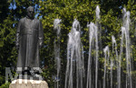 22.06.2026,  Bad Wörishofen im Allgäu, Brunnen mit Wasserspiel am Kneipp-Brunnen, mit Sebastian-Kneipp-Denkmal am Denkmalplatz zu Ehren des berühmten Sohnes der Stadt.  Sebastian Anton Kneipp (geboren am 17. Mai 1821 in Stephansried in Oberschwaben; gestorben am 17. Juni 1897 in Wörishofen) war ein deutscher römisch-katholischer Priester aus Bayerisch-Schwaben, der als Kaltwassertherapie betreibender Hydrotherapeut und auch Naturheilkundler bekannt geworden ist. Er ist Namensgeber der Kneipp-Medizin und der Wasserkur mit dem Wassertreten, die schon früher angewandt, aber durch ihn erst populär wurde. 