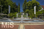22.06.2026,  Bad Wörishofen im Allgäu, Brunnen mit Wasserspiel am Kneipp-Brunnen, mit Sebastian-Kneipp-Denkmal am Denkmalplatz zu Ehren des berühmten Sohnes der Stadt.  Sebastian Anton Kneipp (geboren am 17. Mai 1821 in Stephansried in Oberschwaben; gestorben am 17. Juni 1897 in Wörishofen) war ein deutscher römisch-katholischer Priester aus Bayerisch-Schwaben, der als Kaltwassertherapie betreibender Hydrotherapeut und auch Naturheilkundler bekannt geworden ist. Er ist Namensgeber der Kneipp-Medizin und der Wasserkur mit dem Wassertreten, die schon früher angewandt, aber durch ihn erst populär wurde. 
