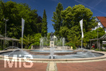 22.06.2026,  Bad Wörishofen im Allgäu, Brunnen mit Wasserspiel am Kneipp-Brunnen, mit Sebastian-Kneipp-Denkmal am Denkmalplatz zu Ehren des berühmten Sohnes der Stadt.  Sebastian Anton Kneipp (geboren am 17. Mai 1821 in Stephansried in Oberschwaben; gestorben am 17. Juni 1897 in Wörishofen) war ein deutscher römisch-katholischer Priester aus Bayerisch-Schwaben, der als Kaltwassertherapie betreibender Hydrotherapeut und auch Naturheilkundler bekannt geworden ist. Er ist Namensgeber der Kneipp-Medizin und der Wasserkur mit dem Wassertreten, die schon früher angewandt, aber durch ihn erst populär wurde. 