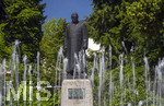 22.06.2026,  Bad Wörishofen im Allgäu, Brunnen mit Wasserspiel am Kneipp-Brunnen, mit Sebastian-Kneipp-Denkmal am Denkmalplatz zu Ehren des berühmten Sohnes der Stadt.  Sebastian Anton Kneipp (geboren am 17. Mai 1821 in Stephansried in Oberschwaben; gestorben am 17. Juni 1897 in Wörishofen) war ein deutscher römisch-katholischer Priester aus Bayerisch-Schwaben, der als Kaltwassertherapie betreibender Hydrotherapeut und auch Naturheilkundler bekannt geworden ist. Er ist Namensgeber der Kneipp-Medizin und der Wasserkur mit dem Wassertreten, die schon früher angewandt, aber durch ihn erst populär wurde. 