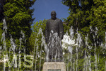 22.06.2026,  Bad Wörishofen im Allgäu, Brunnen mit Wasserspiel am Kneipp-Brunnen, mit Sebastian-Kneipp-Denkmal am Denkmalplatz zu Ehren des berühmten Sohnes der Stadt.  Sebastian Anton Kneipp (geboren am 17. Mai 1821 in Stephansried in Oberschwaben; gestorben am 17. Juni 1897 in Wörishofen) war ein deutscher römisch-katholischer Priester aus Bayerisch-Schwaben, der als Kaltwassertherapie betreibender Hydrotherapeut und auch Naturheilkundler bekannt geworden ist. Er ist Namensgeber der Kneipp-Medizin und der Wasserkur mit dem Wassertreten, die schon früher angewandt, aber durch ihn erst populär wurde. 