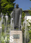 22.06.2026,  Bad Wörishofen im Allgäu, Brunnen mit Wasserspiel am Kneipp-Brunnen, mit Sebastian-Kneipp-Denkmal am Denkmalplatz zu Ehren des berühmten Sohnes der Stadt.  Sebastian Anton Kneipp (geboren am 17. Mai 1821 in Stephansried in Oberschwaben; gestorben am 17. Juni 1897 in Wörishofen) war ein deutscher römisch-katholischer Priester aus Bayerisch-Schwaben, der als Kaltwassertherapie betreibender Hydrotherapeut und auch Naturheilkundler bekannt geworden ist. Er ist Namensgeber der Kneipp-Medizin und der Wasserkur mit dem Wassertreten, die schon früher angewandt, aber durch ihn erst populär wurde. 
