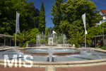 22.06.2026,  Bad Wörishofen im Allgäu, Brunnen mit Wasserspiel am Kneipp-Brunnen, mit Sebastian-Kneipp-Denkmal am Denkmalplatz zu Ehren des berühmten Sohnes der Stadt.  Sebastian Anton Kneipp (geboren am 17. Mai 1821 in Stephansried in Oberschwaben; gestorben am 17. Juni 1897 in Wörishofen) war ein deutscher römisch-katholischer Priester aus Bayerisch-Schwaben, der als Kaltwassertherapie betreibender Hydrotherapeut und auch Naturheilkundler bekannt geworden ist. Er ist Namensgeber der Kneipp-Medizin und der Wasserkur mit dem Wassertreten, die schon früher angewandt, aber durch ihn erst populär wurde. 