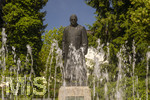 22.06.2026,  Bad Wörishofen im Allgäu, Brunnen mit Wasserspiel am Kneipp-Brunnen, mit Sebastian-Kneipp-Denkmal am Denkmalplatz zu Ehren des berühmten Sohnes der Stadt.  Sebastian Anton Kneipp (geboren am 17. Mai 1821 in Stephansried in Oberschwaben; gestorben am 17. Juni 1897 in Wörishofen) war ein deutscher römisch-katholischer Priester aus Bayerisch-Schwaben, der als Kaltwassertherapie betreibender Hydrotherapeut und auch Naturheilkundler bekannt geworden ist. Er ist Namensgeber der Kneipp-Medizin und der Wasserkur mit dem Wassertreten, die schon früher angewandt, aber durch ihn erst populär wurde. 