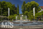 22.06.2026,  Bad Wörishofen im Allgäu, Brunnen mit Wasserspiel am Kneipp-Brunnen, mit Sebastian-Kneipp-Denkmal am Denkmalplatz zu Ehren des berühmten Sohnes der Stadt.  Sebastian Anton Kneipp (geboren am 17. Mai 1821 in Stephansried in Oberschwaben; gestorben am 17. Juni 1897 in Wörishofen) war ein deutscher römisch-katholischer Priester aus Bayerisch-Schwaben, der als Kaltwassertherapie betreibender Hydrotherapeut und auch Naturheilkundler bekannt geworden ist. Er ist Namensgeber der Kneipp-Medizin und der Wasserkur mit dem Wassertreten, die schon früher angewandt, aber durch ihn erst populär wurde. 