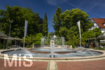22.06.2026,  Bad Wörishofen im Allgäu, Brunnen mit Wasserspiel am Kneipp-Brunnen, mit Sebastian-Kneipp-Denkmal am Denkmalplatz zu Ehren des berühmten Sohnes der Stadt.  Sebastian Anton Kneipp (geboren am 17. Mai 1821 in Stephansried in Oberschwaben; gestorben am 17. Juni 1897 in Wörishofen) war ein deutscher römisch-katholischer Priester aus Bayerisch-Schwaben, der als Kaltwassertherapie betreibender Hydrotherapeut und auch Naturheilkundler bekannt geworden ist. Er ist Namensgeber der Kneipp-Medizin und der Wasserkur mit dem Wassertreten, die schon früher angewandt, aber durch ihn erst populär wurde. 