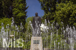 22.06.2026,  Bad Wörishofen im Allgäu, Brunnen mit Wasserspiel am Kneipp-Brunnen, mit Sebastian-Kneipp-Denkmal am Denkmalplatz zu Ehren des berühmten Sohnes der Stadt.  Sebastian Anton Kneipp (geboren am 17. Mai 1821 in Stephansried in Oberschwaben; gestorben am 17. Juni 1897 in Wörishofen) war ein deutscher römisch-katholischer Priester aus Bayerisch-Schwaben, der als Kaltwassertherapie betreibender Hydrotherapeut und auch Naturheilkundler bekannt geworden ist. Er ist Namensgeber der Kneipp-Medizin und der Wasserkur mit dem Wassertreten, die schon früher angewandt, aber durch ihn erst populär wurde. 