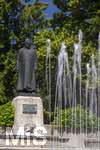22.06.2026,  Bad Wörishofen im Allgäu, Brunnen mit Wasserspiel am Kneipp-Brunnen, mit Sebastian-Kneipp-Denkmal am Denkmalplatz zu Ehren des berühmten Sohnes der Stadt.  Sebastian Anton Kneipp (geboren am 17. Mai 1821 in Stephansried in Oberschwaben; gestorben am 17. Juni 1897 in Wörishofen) war ein deutscher römisch-katholischer Priester aus Bayerisch-Schwaben, der als Kaltwassertherapie betreibender Hydrotherapeut und auch Naturheilkundler bekannt geworden ist. Er ist Namensgeber der Kneipp-Medizin und der Wasserkur mit dem Wassertreten, die schon früher angewandt, aber durch ihn erst populär wurde. 
