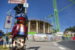 23.06.2026, Bad Wörishofen (Unterallgäu), Baustelle Löwenbräu-Arkaden Bad Wörishofen, der Neubau der Firma Glass aus Mindelheim kommt zügig voran, das Untergeschoss ist schon gut zu erkennen mit dem Rundbau und er Säulenarchitektur für die Terasse. Neben Wohnungen und Gastronomie und Tiefgaragen entsteht ein Ort der Begegnung im Herzen von Bad Wörishofen.  Links eine große Playmobilfigur vom nahen Spielwarengeschäft.
