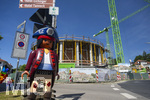 23.06.2026, Bad Wörishofen (Unterallgäu), Baustelle Löwenbräu-Arkaden Bad Wörishofen, der Neubau der Firma Glass aus Mindelheim kommt zügig voran, das Untergeschoss ist schon gut zu erkennen mit dem Rundbau und er Säulenarchitektur für die Terasse. Neben Wohnungen und Gastronomie und Tiefgaragen entsteht ein Ort der Begegnung im Herzen von Bad Wörishofen.  Links eine große Playmobilfigur vom nahen Spielwarengeschäft.
