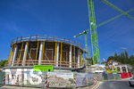 23.06.2026, Bad Wörishofen (Unterallgäu), Baustelle Löwenbräu-Arkaden Bad Wörishofen, der Neubau der Firma Glass aus Mindelheim kommt zügig voran, das Untergeschoss ist schon gut zu erkennen mit dem Rundbau und er Säulenarchitektur für die Terasse. Neben Wohnungen und Gastronomie und Tiefgaragen entsteht ein Ort der Begegnung im Herzen von Bad Wörishofen.  
