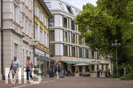 23.06.2026, Bad Wörishofen (Unterallgäu), Fussgängerzone, Das Stammhaus, die neue Wohnanlage mitten in der Stadt an der Promenade, dort hat sich auch eine neue Gastronomie niedergelassen, Bäckerei Häussler direkt in erster Reihe.