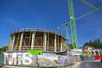 23.06.2026, Bad Wörishofen (Unterallgäu), Baustelle Löwenbräu-Arkaden Bad Wörishofen, der Neubau der Firma Glass aus Mindelheim kommt zügig voran, das Untergeschoss ist schon gut zu erkennen mit dem Rundbau und er Säulenarchitektur für die Terasse. Neben Wohnungen und Gastronomie und Tiefgaragen entsteht ein Ort der Begegnung im Herzen von Bad Wörishofen.  
