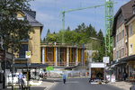 23.06.2026, Bad Wörishofen (Unterallgäu), Baustelle Löwenbräu-Arkaden Bad Wörishofen, der Neubau der Firma Glass aus Mindelheim kommt zügig voran, das Untergeschoss ist schon gut zu erkennen mit dem Rundbau und er Säulenarchitektur für die Terasse. Neben Wohnungen und Gastronomie und Tiefgaragen entsteht ein Ort der Begegnung im Herzen von Bad Wörishofen.    
