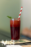 23.06.2026,  Bad Wörishofen, im Reformhaus Löber gibt es frisch gepressten Obst- und Gemüsesäfte mit frischen Bio-Zutaten. Hier ein Gemüse-Smoothie mit Rote Beete Saft. Mit einem Trinkhalm aus Karton.