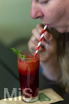 23.06.2026,  Bad Wörishofen, im Reformhaus Löber gibt es frisch gepressten Obst- und Gemüsesäfte mit frischen Bio-Zutaten. Hier ein Gemüse-Smoothie mit Rote Beete Saft. Mit einem Trinkhalm aus Karton.