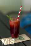 23.06.2026,  Bad Wörishofen, im Reformhaus Löber gibt es frisch gepressten Obst- und Gemüsesäfte mit frischen Bio-Zutaten. Hier ein Gemüse-Smoothie mit Rote Beete Saft. Mit einem Trinkhalm aus Karton.