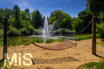 24.06.2026,  Kurpark in Bad Wörishofen (Bayern), Der Springbrunnen im See neben dem kleinen Sandstrand mit der Hängematte.