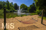 24.06.2026,  Kurpark in Bad Wörishofen (Bayern), Der Springbrunnen im See neben dem kleinen Sandstrand mit der Hängematte.