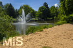 24.06.2026,  Kurpark in Bad Wörishofen (Bayern), Der Springbrunnen im See neben dem kleinen Sandstrand. 