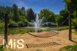 24.06.2026,  Kurpark in Bad Wörishofen (Bayern), Der Springbrunnen im See neben dem kleinen Sandstrand mit der Hängematte.