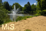 24.06.2026,  Kurpark in Bad Wörishofen (Bayern), Der Springbrunnen im See neben dem kleinen Sandstrand. 