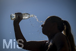 24.06.2026, Sommerhitze in Deutschland, Mindelheim im Unterallgäu, eine Frau erfrischt sich mit einem schwall kaltem Wasser in ihr Gesicht. (Modelrelased)  