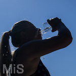 24.06.2026, Sommerhitze in Deutschland, Mindelheim im Unterallgäu, eine Frau erfrischt sich mit einem schwall kaltem Wasser in ihr Gesicht. (Modelrelased)  