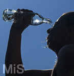 24.06.2026, Sommerhitze in Deutschland, Mindelheim im Unterallgäu, eine Frau erfrischt sich mit einem schwall kaltem Wasser in ihr Gesicht. (Modelrelased)  