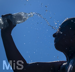 24.06.2026, Sommerhitze in Deutschland, Mindelheim im Unterallgäu, eine Frau erfrischt sich mit einem schwall kaltem Wasser in ihr Gesicht. (Modelrelased)  
