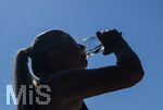 24.06.2026, Sommerhitze in Deutschland, Mindelheim im Unterallgäu, eine Frau erfrischt sich mit einem schwall kaltem Wasser in ihr Gesicht. (Modelrelased)  
