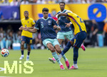 25.06.2026, Fussball Weltmeisterschaft 2026 in den USA, 3.Spieltag Gruppe E, Ecuador - Deutschland, im MetLife Stadium (New York/New Jersey, East Rutherford), v.li: Alexander Pavlovic (Deutschland) kann das Tor von Nilson Angulo (Equador) zum 1:1 Ausgleich nicht verhindern.