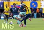 25.06.2026, Fussball Weltmeisterschaft 2026 in den USA, 3.Spieltag Gruppe E, Ecuador - Deutschland, im MetLife Stadium (New York/New Jersey, East Rutherford), v.li: Alexander Pavlovic (Deutschland) kann das Tor von Nilson Angulo (Equador) zum 1:1 Ausgleich nicht verhindern.