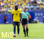 25.06.2026, Fussball Weltmeisterschaft 2026 in den USA, 3.Spieltag Gruppe E, Ecuador - Deutschland, im MetLife Stadium (New York/New Jersey, East Rutherford), v.li: Enner Valencia (Equador) bei Schiedsrichterin Tori Penso (USA).