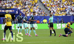 25.06.2026, Fussball Weltmeisterschaft 2026 in den USA, 3.Spieltag Gruppe E, Ecuador - Deutschland, im MetLife Stadium (New York/New Jersey, East Rutherford), Alexander Pavlovic (Deutschland) bekommt von Schiedsrichterin Tori Penso (USA) die gelbe Karte.