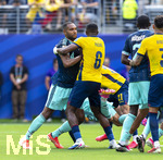 25.06.2026, Fussball Weltmeisterschaft 2026 in den USA, 3.Spieltag Gruppe E, Ecuador - Deutschland, im MetLife Stadium (New York/New Jersey, East Rutherford), Willian Pacho (Equador) hält Jonathan Tah (li, Deutschland) in Schach.