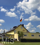 26.06.2026, Fussball WM 2026, Stimmungs-Bilder aus Deutschland. An einer Allgäuer Käserei in Ruderatshofen (Bayern) weht eine riesige Deutschlandfahne am Fahnenmast.