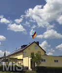26.06.2026, Fussball WM 2026, Stimmungs-Bilder aus Deutschland. An einer Allgäuer Käserei in Ruderatshofen (Bayern) weht eine riesige Deutschlandfahne am Fahnenmast.