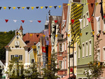 26.06.2026,  Frundsbergfest Mindelheim 2026, ein bekanntes Historisches-Fest im Unterallgäu mit tausenden Mitwirkenden. Die Kreisstadt Mindelheim kehrt für eine Woche ins Mittelalter zurück und feiert ihre historische Geschichte.  Hier die historischen Fassaden in der Maximilianstrasse festlich geschmückt. 