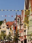 26.06.2026,  Frundsbergfest Mindelheim 2026, ein bekanntes Historisches-Fest im Unterallgäu mit tausenden Mitwirkenden. Die Kreisstadt Mindelheim kehrt für eine Woche ins Mittelalter zurück und feiert ihre historische Geschichte.  Hier die historischen Fassaden in der Maximilianstrasse festlich geschmückt. 