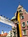 26.06.2026,  Frundsbergfest Mindelheim 2026, ein bekanntes Historisches-Fest im Unterallgäu mit tausenden Mitwirkenden. Die Kreisstadt Mindelheim kehrt für eine Woche ins Mittelalter zurück und feiert ihre historische Geschichte.  Hier das historische Rathaus in der Maximilianstrasse festlich geschmückt. unten Ritter Georg von Frundsberg als Büste am Rathaus.