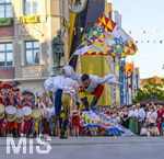 27.06.2026,  Frundsbergfest Mindelheim 2026, ein bekanntes Historisches-Fest im Unterallgäu mit tausenden Mitwirkenden. Die Kreisstadt Mindelheim kehrt für eine Woche ins Mittelalter zurück und feiert ihre historische Geschichte. Stimmungsvolles Altstadtfest und Lagerleben in den Gassen und Strassen. Fahnenschwinger Sbandieratori Sansepolcro, aus Italien am Marienplatz mit dem Rathaus im Hintergrund,