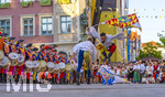 27.06.2026,  Frundsbergfest Mindelheim 2026, ein bekanntes Historisches-Fest im Unterallgäu mit tausenden Mitwirkenden. Die Kreisstadt Mindelheim kehrt für eine Woche ins Mittelalter zurück und feiert ihre historische Geschichte. Stimmungsvolles Altstadtfest und Lagerleben in den Gassen und Strassen. Fahnenschwinger Sbandieratori Sansepolcro, aus Italien am Marienplatz mit dem Rathaus im Hintergrund,