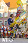 27.06.2026,  Frundsbergfest Mindelheim 2026, ein bekanntes Historisches-Fest im Unterallgäu mit tausenden Mitwirkenden. Die Kreisstadt Mindelheim kehrt für eine Woche ins Mittelalter zurück und feiert ihre historische Geschichte. Stimmungsvolles Altstadtfest und Lagerleben in den Gassen und Strassen. Fahnenschwinger Sbandieratori Sansepolcro, aus Italien am Marienplatz mit dem Rathaus im Hintergrund,